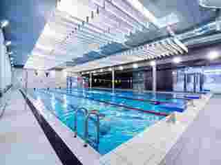 Free-hanging acoustic baffles in swimming hall